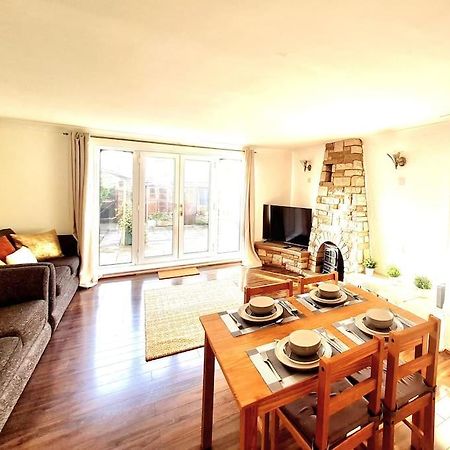 Havering Cosy Luxurious 3 Bedroom House, Free Parking, Free Wifi, Private Garden, Free Netflix מראה חיצוני תמונה