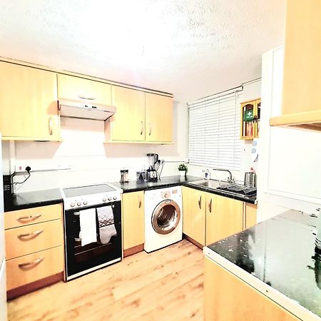 Havering Cosy Luxurious 3 Bedroom House, Free Parking, Free Wifi, Private Garden, Free Netflix מראה חיצוני תמונה