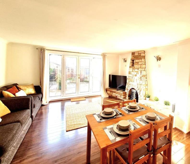 Havering Cosy Luxurious 3 Bedroom House, Free Parking, Free Wifi, Private Garden, Free Netflix מראה חיצוני תמונה