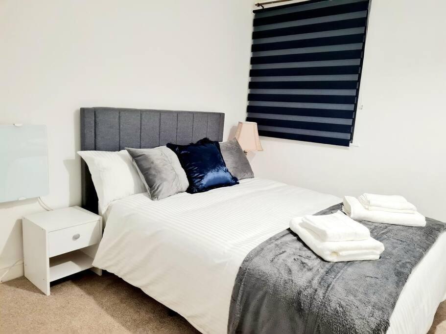 Havering Cosy Luxurious 3 Bedroom House, Free Parking, Free Wifi, Private Garden, Free Netflix מראה חיצוני תמונה